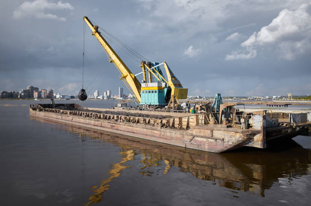 działający żuraw pogłębiający w pobliżu wybrzeża - industrial ship earth mover barge yellow zdjęcia i obrazy z banku zdjęć