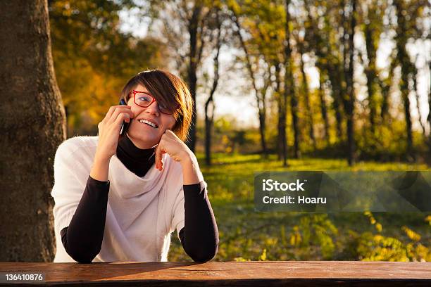 Mujer Con Smartphone Resorte De Temporada Foto de stock y más banco de imágenes de Adulto - Adulto, Aire libre, Alegre