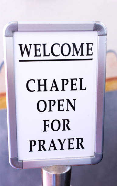 sign inside church: welcome chapel open for prayer - church greeting welcome sign sign imagens e fotografias de stock