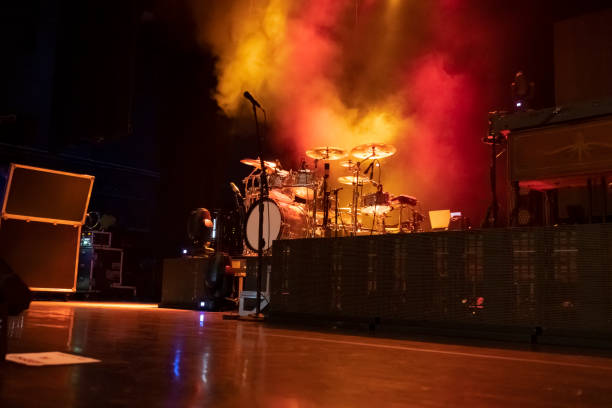 konzert drum set - microphone popular music concert stage music stock-fotos und bilder