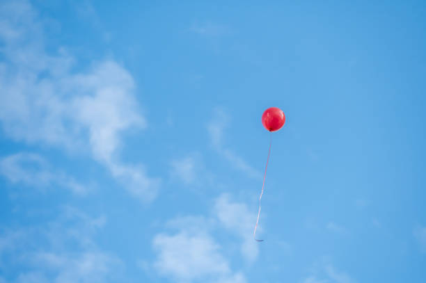 un ballon rouge volant sous le ciel bleu et les nuages blancs - bouee de haut chine photos et images de collection