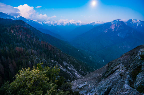 セコイア国立公園、カリフォルニア州、アメリカで夕方にモロ岩。 - canyon rock mountain cliff ストックフォトと画像