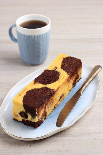 travel cake, mini loaf marble cake with melted chocolate inside. also known as tube cake - marmer imagens e fotografias de stock
