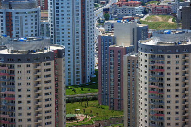 городской пейзаж группы жилых многоквартирных домов - construction apartment house in a row стоковые фото и изображения