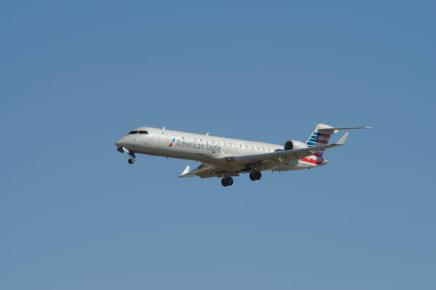 american eagle bombardier crj700 - crj 700 stock-fotos und bilder