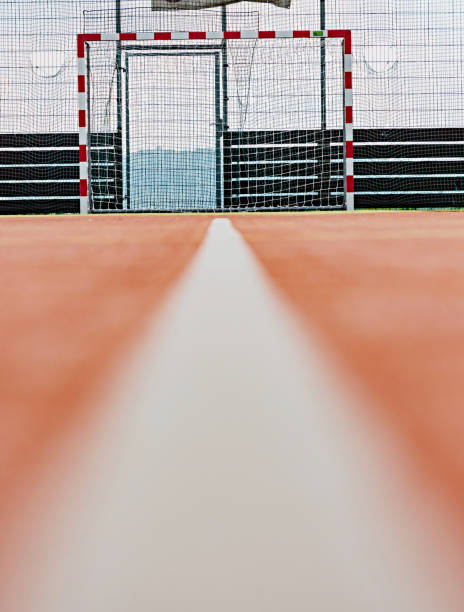 gol para el fútbol sala en un estadio deportivo al aire libre. estadio público y campo de atletismo con cancha - fiveaside fotografías e imágenes de stock