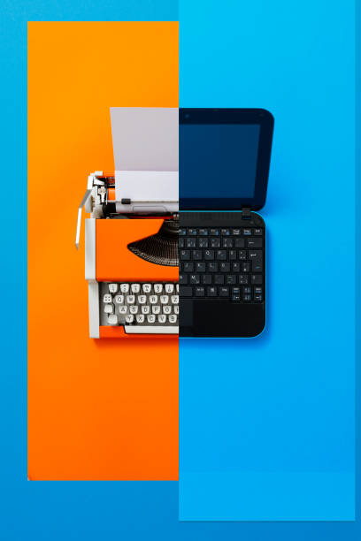 Analog und digital – 70s Typewriter and Laptop stock photo