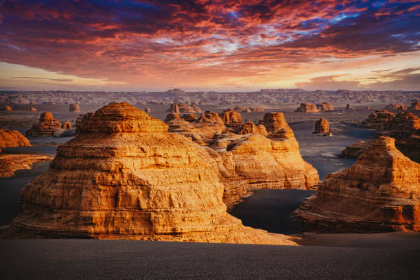 hermosa puesta de sol en el geoparque nacional de yardang - dunhuang fotografías e imágenes de stock