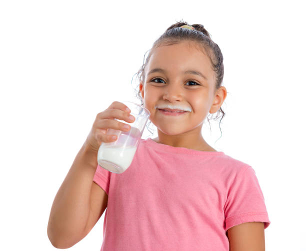 jolie jeune fille à la moustache de lait - milk child drinking little girls photos et images de collection