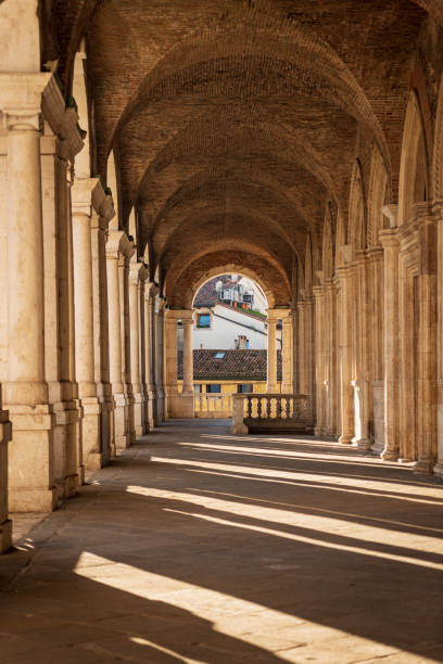 базилика палладиана архитектора андреа палладио - виченца венето италия - arch corridor column stone стоковые фото и изображения