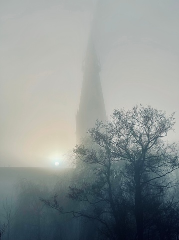 Amstelveense kerk in de mist