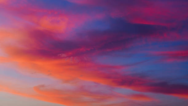 Ciel rougeoyant Red hues coloring the twilight sky cirrus storm cloud cumulus cloud stratus stock pictures, royalty-free photos & images