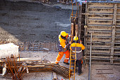 bauarbeiter-montieren-schalung-auf-der-baustelle.jpg?b=1&s=170x170&k=20&c=xFRWecPIyqCsRkFeyIvk22pwcZjhVkBsR561mDiVCI4=