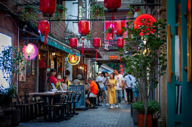 tianzifang, um destino turístico popular que abriga lojas boutique, lojas de artesanato, estúdios de arte da moda, cafés, bares e restaurantes ao longo de becos estreitos em xangai, china - asian culture traditional culture chinese culture antiquities - fotografias e filmes do acervo