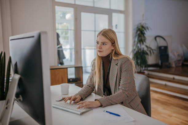 istock Woman working in office 1364207894