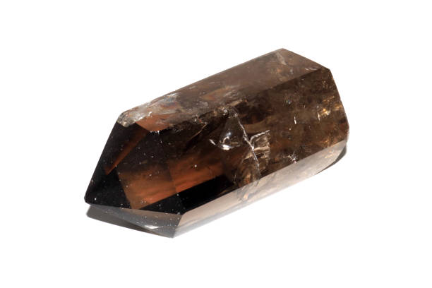 pierre précieuse smoky quartz crystal point sur fond blanc - chakra crystal recovery spirituality photos et images de collection