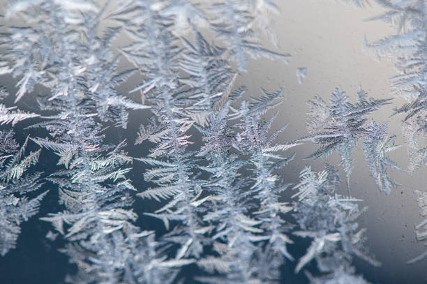 frostiger eiskristall-rücken - frosted glass glass textured crystal stock-fotos und bilder