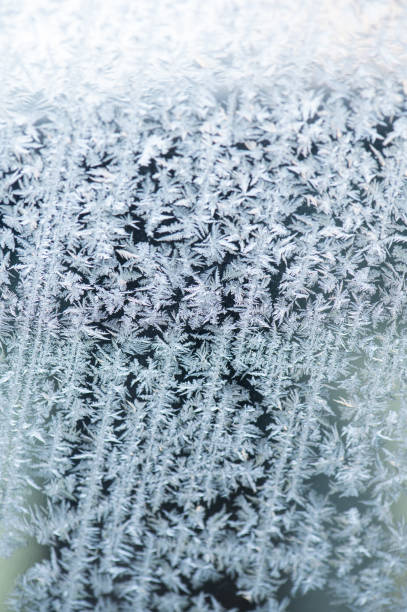 frostiger eiskristall-rücken - frosted glass glass textured crystal stock-fotos und bilder