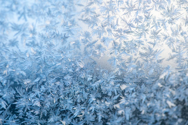 frostiger eiskristall-rücken - frosted glass glass textured crystal stock-fotos und bilder