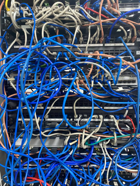 stojak komunikacyjny z niechlujnymi krosowymi niebieski i szary widok z bliska - cable node switch router zdjęcia i obrazy z banku zdjęć