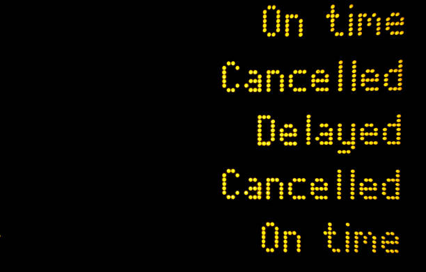 tabellone informativo ferroviario o aereo con cancellazioni e ritardi - delayed foto e immagini stock