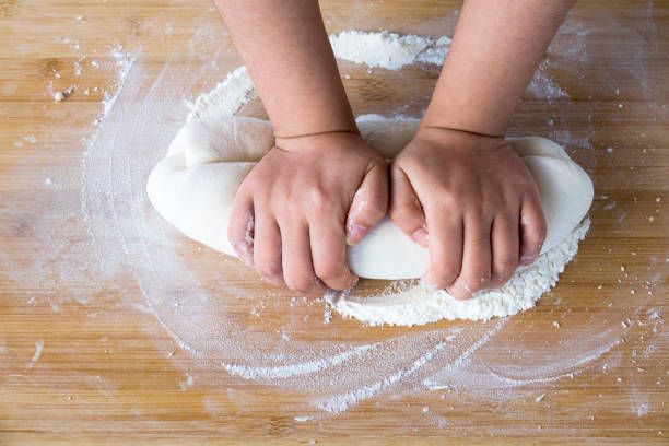 rolando macarrão na cozinha. - bread kneading making human hand - fotografias e filmes do acervo