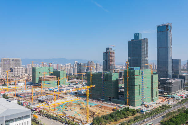 quartier central des affaires en construction - aerial view office park business built structure photos et images de collection