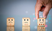 ein-mann-w%C3%A4hlt-mit-seinem-finger-ei