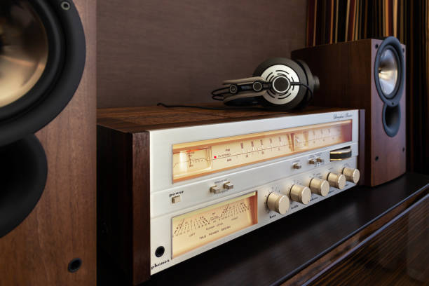 vintage audio komponenten system stereo receiver lautsprecher und kopfhörer - stereoanlage fotos stock-fotos und bilder