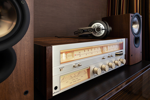 Sistemas de componentes de audio vintage Receptor estéreo Altavoces y auriculares photo