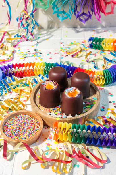 chocolate marshmallow shot glas bebidas com licor polvilho confetes e flâmulas para festa de carnaval - candy multi colored rainbow sweet food - fotografias e filmes do acervo