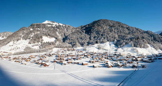 산의 눈 덮인 마을의 공중 보기 - clear sky ski footpath snow 뉴스 사진 이미지