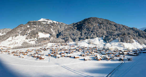 widok z lotu ptaka na ośnieżoną wioskę w górach - ski resort village austria winter zdjęcia i obrazy z banku zdjęć