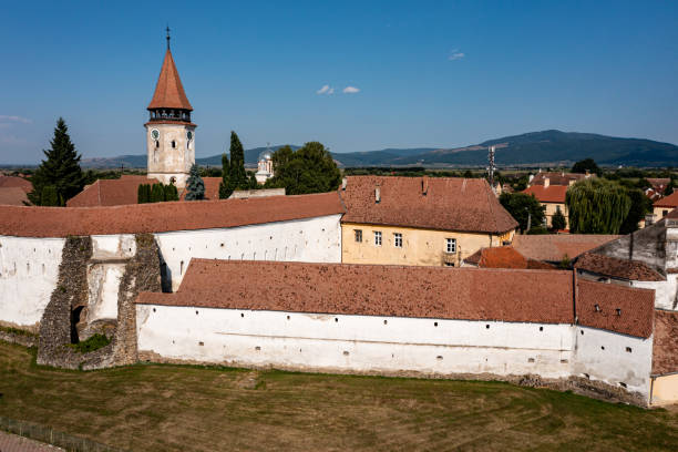 a igreja do castelo de prejmer na romênia - prejmer fortress - fotografias e filmes do acervo