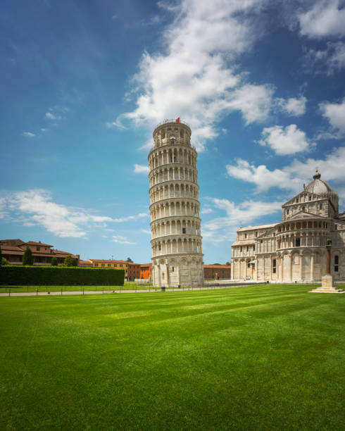 schiefer turm von pisa oder torre pendente di pisa, wunderplatz oder piazza dei miracoli. toskana, italien - pisa tuscany italy baptistery stock-fotos und bilder