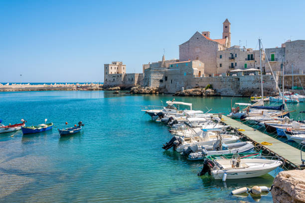 el hermoso paseo marítimo de giovinazzo, ciudad en la provincia de bari, puglia (apulia), sur de italia. - brindisi fotografías e imágenes de stock