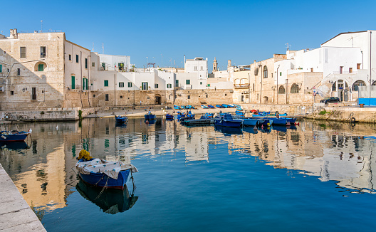 Monopoli y su hermoso puerto antiguo, provincia de Bari, Puglia (Apulia), sur de Italia. photo