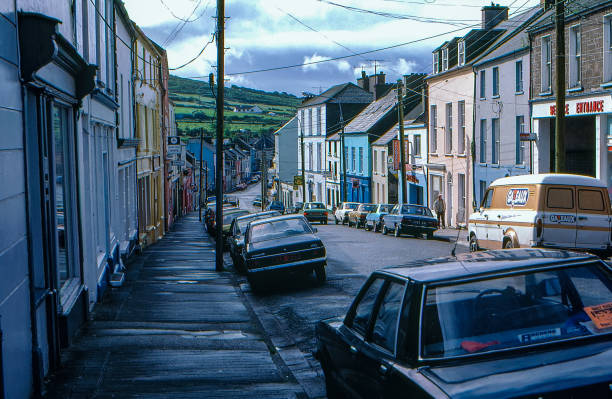 old positive film scan, street view at town of dingle, dingle peninsula, county kerry, irlandia - scenics county kerry republic of ireland irish culture zdjęcia i obrazy z banku zdjęć