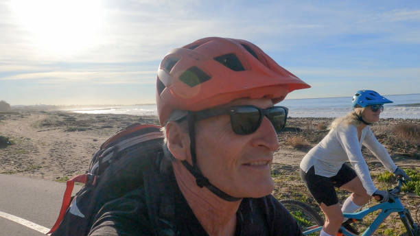 istock Couple explore coastal beaches with mountain bikes 1364289197