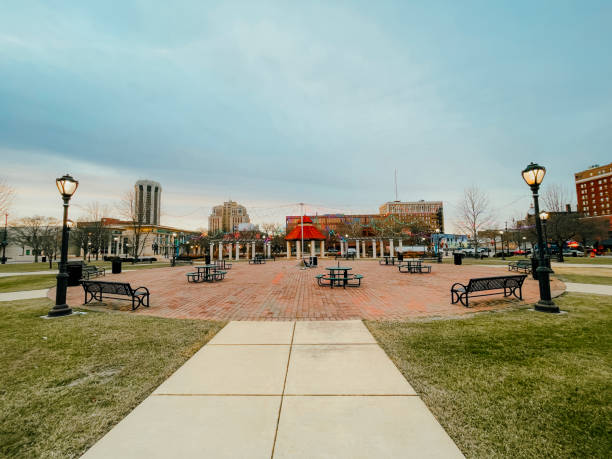 Longview of Union Square Park in Springfield, Illinois, USA. Looking out over the historic district, specifically Union Square Park in Springfield, Illinois. Charming park benches and vintage lamps. Shot in winter just after sunrise. springfield illinois skyline stock pictures, royalty-free photos & images