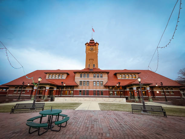 Union Station and Union Square Park in Springfield, Illinois, USA Long view of the South facing side of historic Union Station located within the historic district in Springfield, Illinois, USA. Union Square Park stands in the foreground on a winter day. The station opened in 1898 by the Illinois Central Railroad and the last passenger train left Union Station on April 30, 1971. springfield illinois skyline stock pictures, royalty-free photos & images