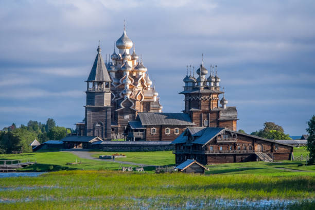 case di legno e chiese sull'isola di kizhi, russia - karelia foto e immagini stock