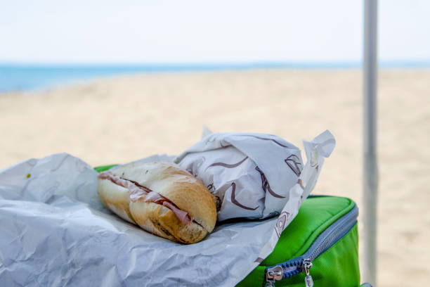 picknick am meer - freedom sandwich bread food stock-fotos und bilder