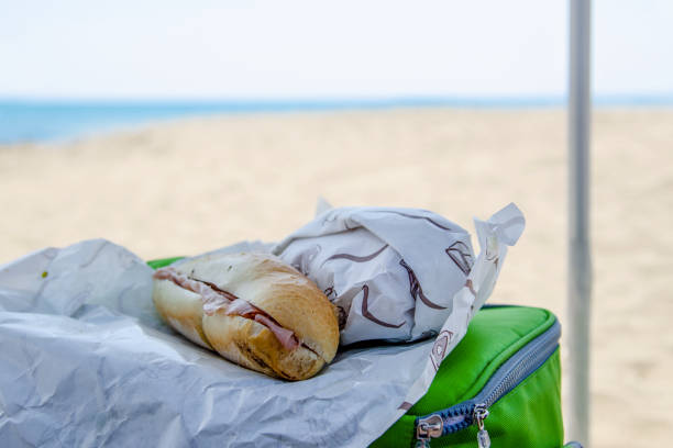 pique-niquez au bord de la mer - freedom sandwich bread food photos et images de collection