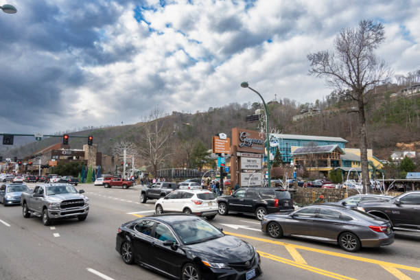 미국 테네시 주 개틀린버그에서 자동차와 관광객이 있는 거리 - gatlinburg tennessee city town 뉴스 사진 이미지