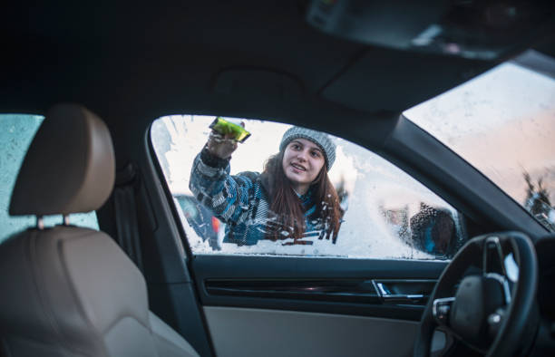 соскабливание льда с окон автомобилей - window frozen car cold стоковые фото и изображения