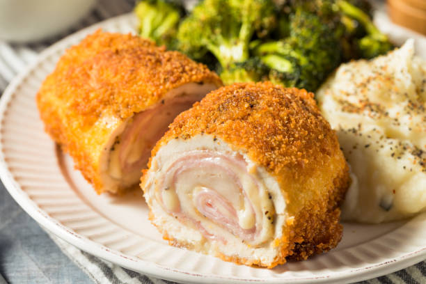 pollo impanato fatto in casa cordon bleu - chicken baked chicken breast breaded foto e immagini stock