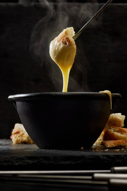 fondue au fromage avec du pain français - fondue fork photos et images de collection