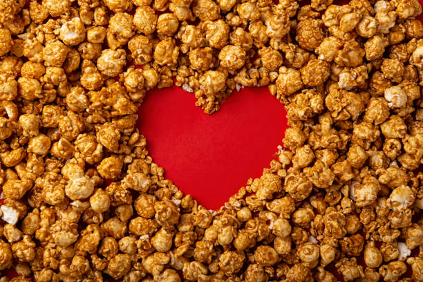 j’adore le pop-corn au caramel - candy heart candy i love you heart shape photos et images de collection