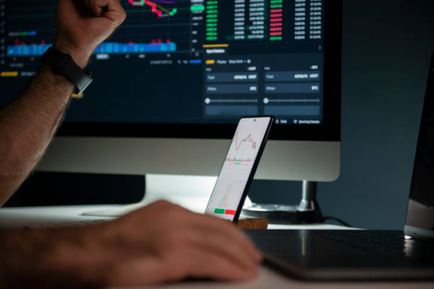 istock Cryptocurrency exchange screen and Trade dashboard on desktop, laptop and mobile phone with financial data analysis chart showing stock market trends. 1364347570